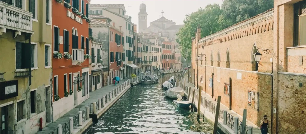 Which hotel in Venice has rooms with authentic Venetian decor?