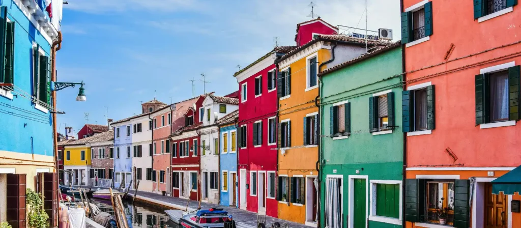 What is the perfect hotel to reach the islands of Murano and Burano?